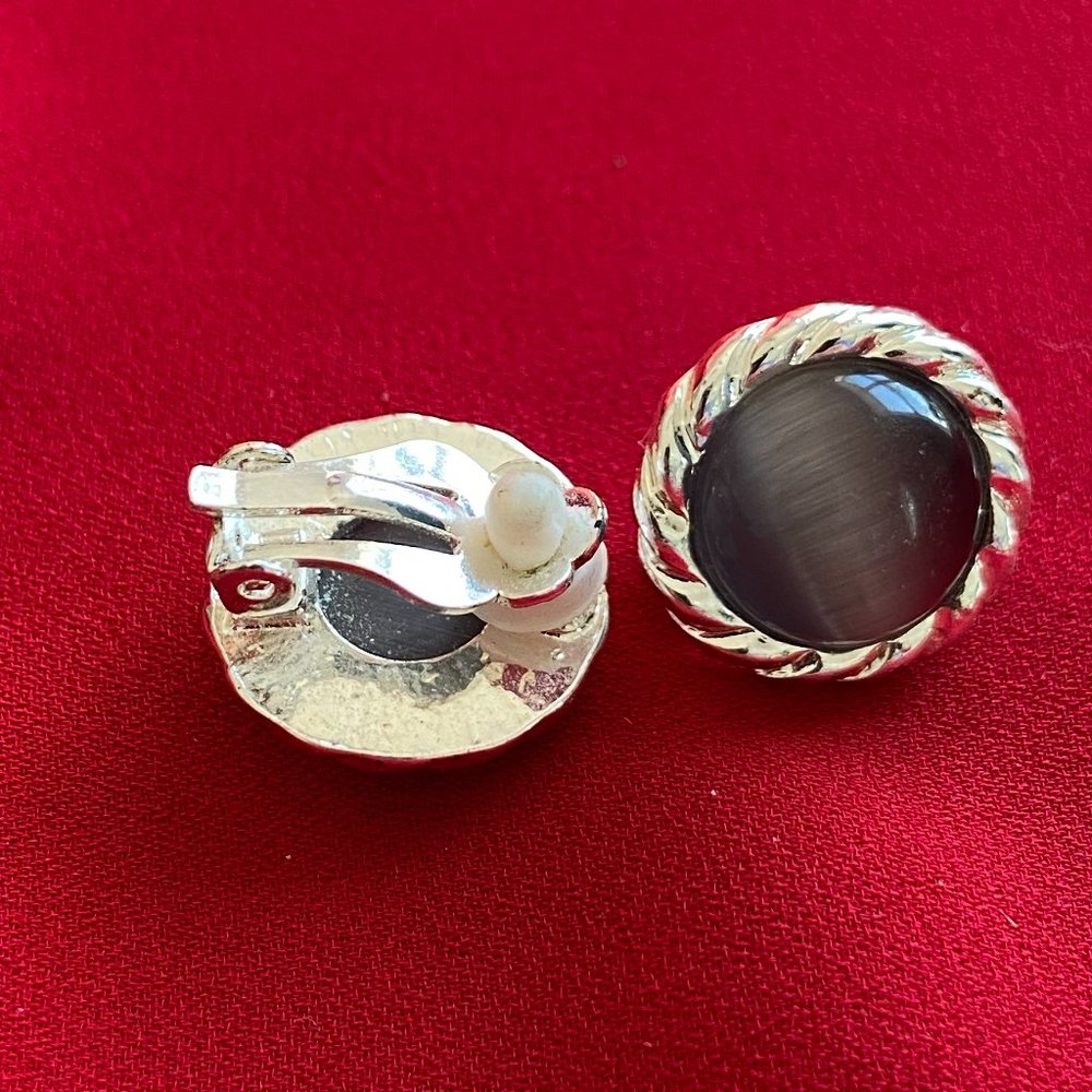 Vintage Clip-On Earrings - Picture 2 of 5